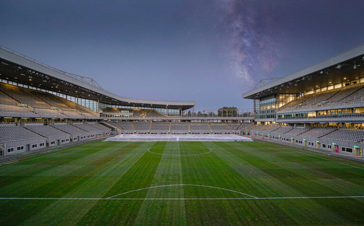 The Emirates pitch under the lights on a London derby evening