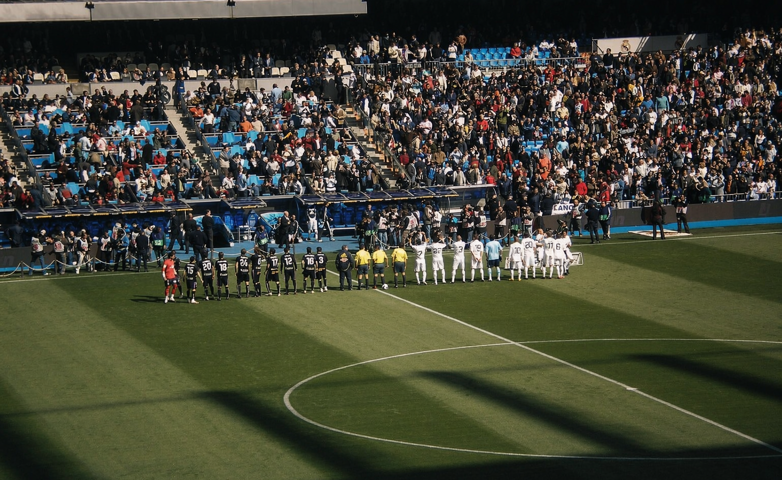 Real Madrid players line up at the Bernabéu