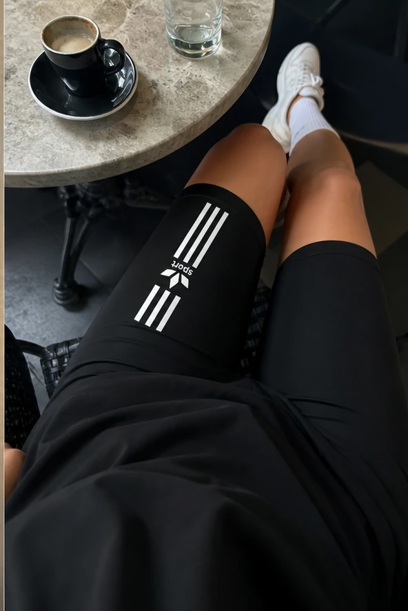 Schwarze Radlerhose aus der Ich-Perspektive im Café