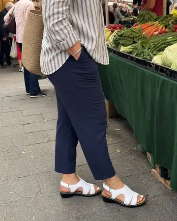 Sabine K., Hamburg &middot; Wochenmarkt, Sandale weiss