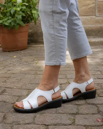 Birgit N., N&uuml;rnberg &middot; Innenhof, Sandale weiss