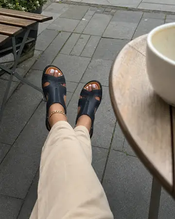 Sophie D., Caf&eacute; &middot; Sitzende Perspektive, Sandale marineblau