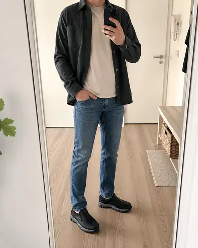 Stefan R., Zuhause &middot; Spiegel-Selfie, Schuh schwarz