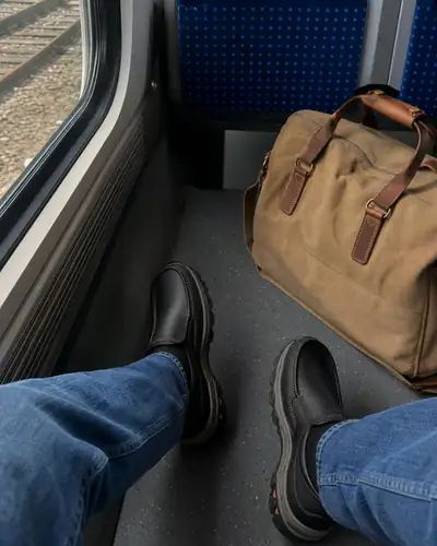 Peter W., Im Zug &middot; Ich-Perspektive, Schuh schwarz