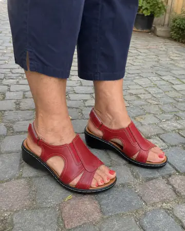 Lena B., Dresden &middot; Altstadt, Sandale rot