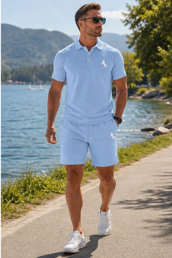 Hellblaues Herren Polo-Set am See
