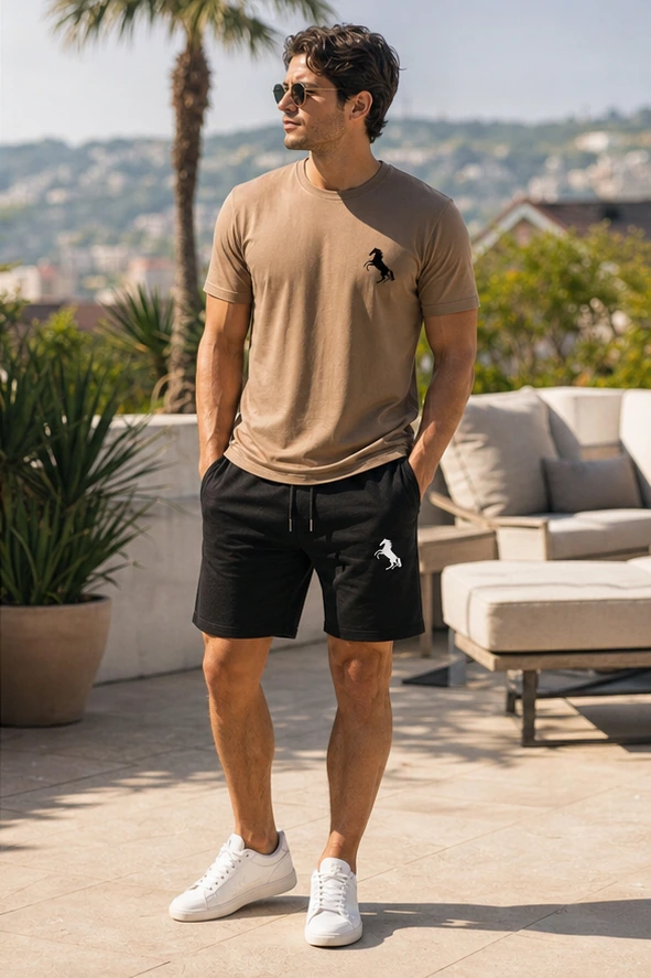 Braunes Herren Freizeit-Set auf der Terrasse