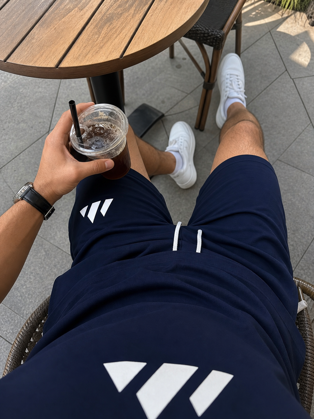 Erste-Person-Perspektive im marineblauen Sport-Set