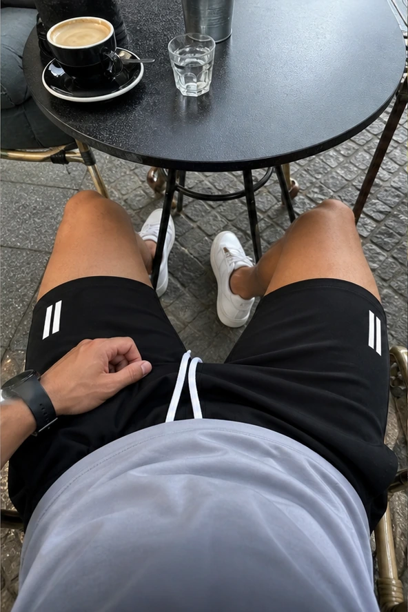Schwarze Sport-Shorts aus der Ich-Perspektive im Café