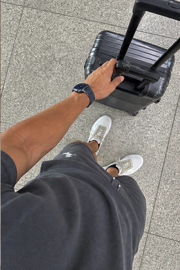 Graues Polo-Set aus der Reiseperspektive