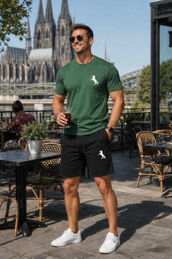 Grünes Herren Freizeit-Set auf der Caféterrasse