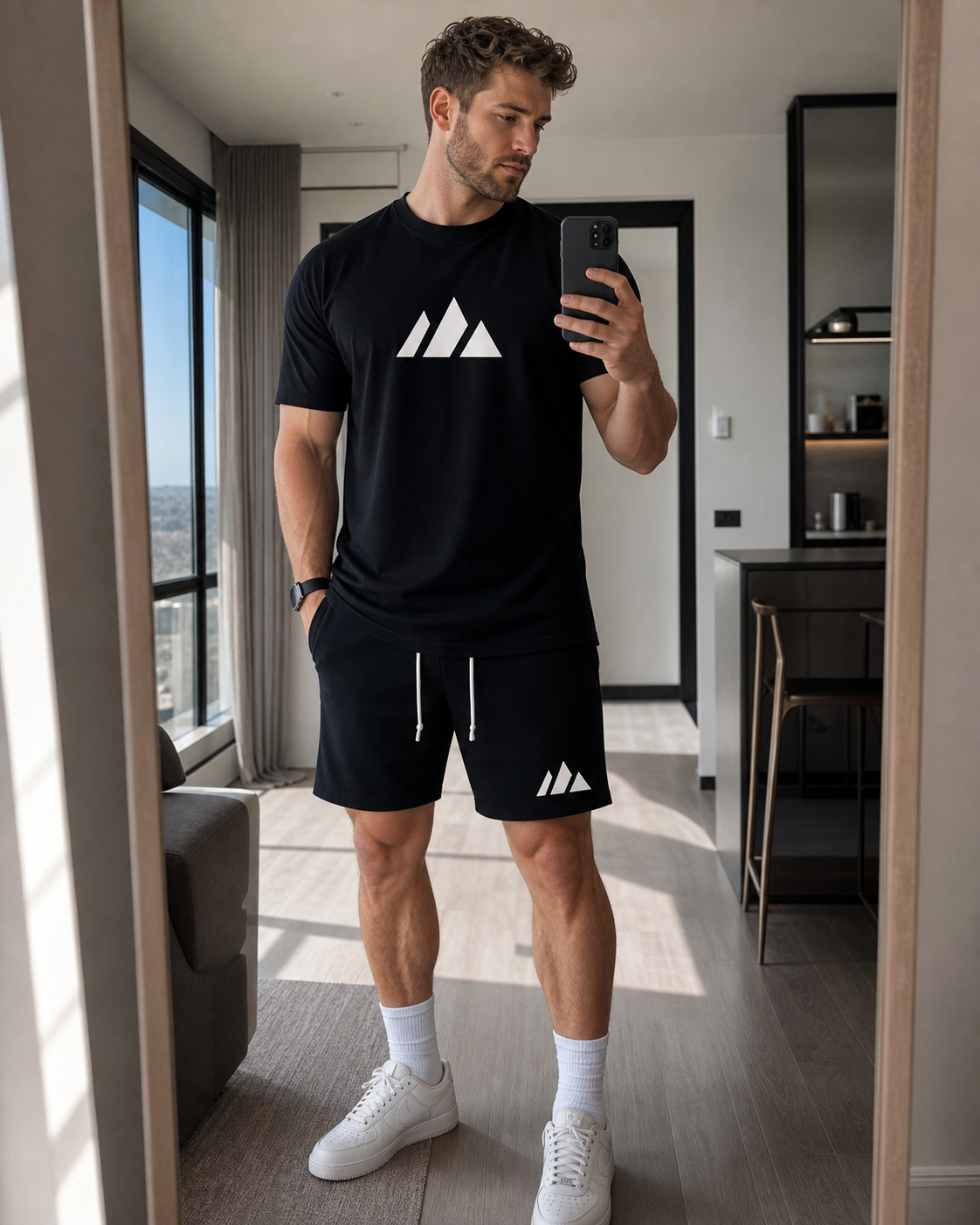Spiegel-Selfie im schwarzen Herren Sport-Set