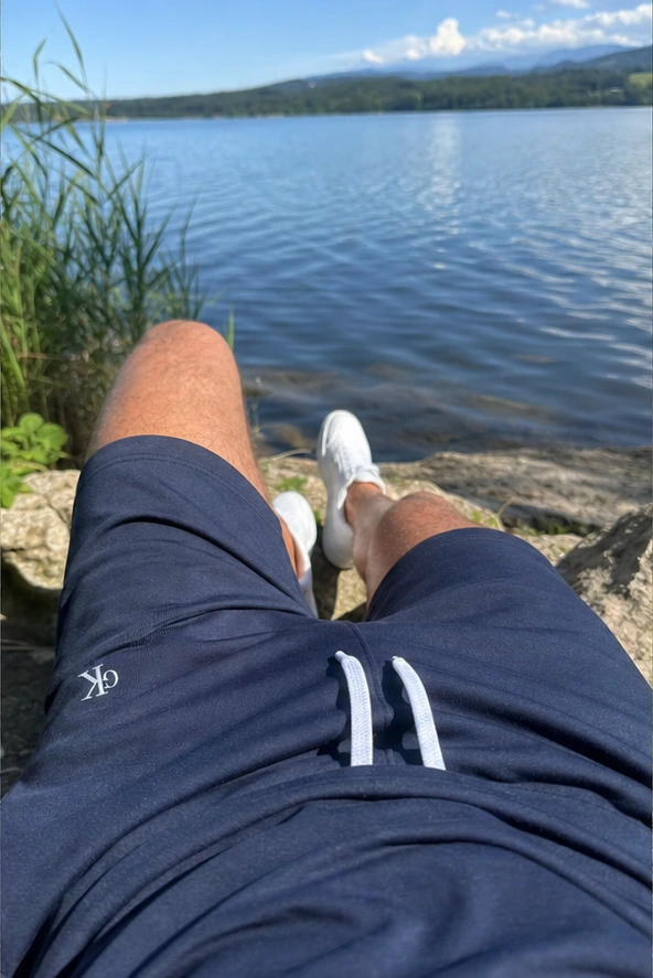 Marineblaues Sommer-Set aus der Ich-Perspektive