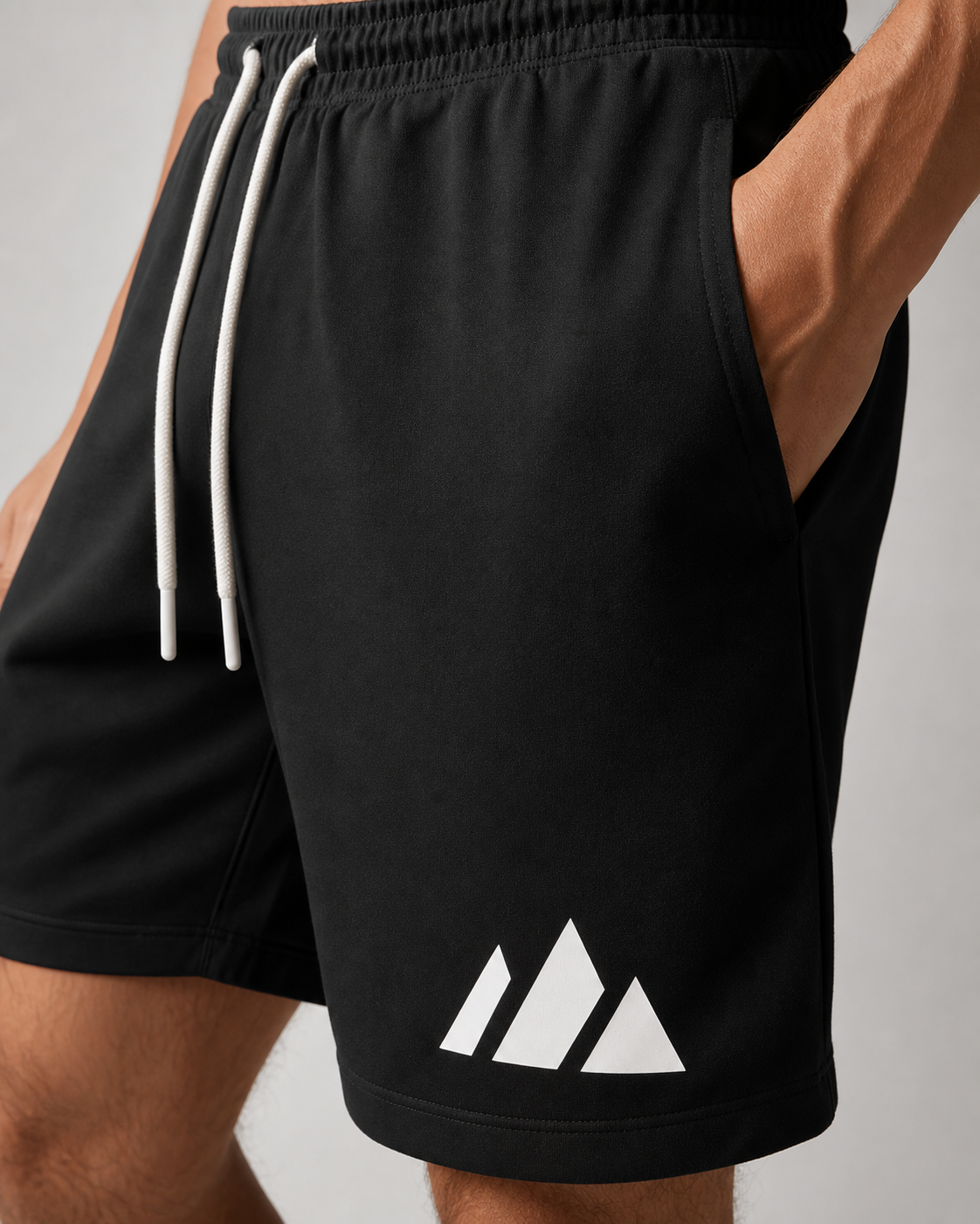 Detail von Bund, Kordelzug und Tasche der Shorts