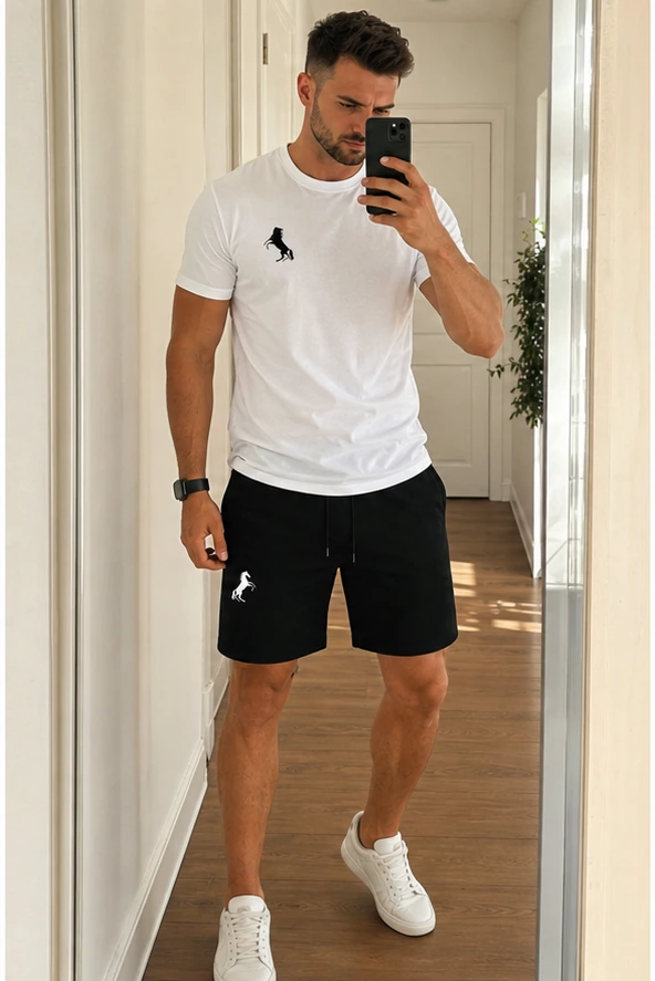 Weißes Herren Freizeit-Set beim Spiegel-Selfie