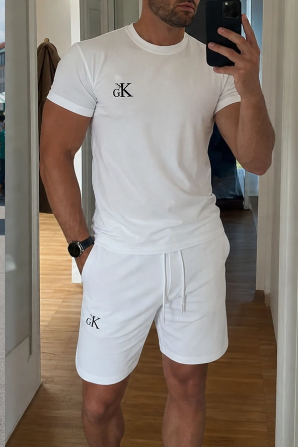 Weißes Herren Sommer-Set beim Spiegel-Selfie
