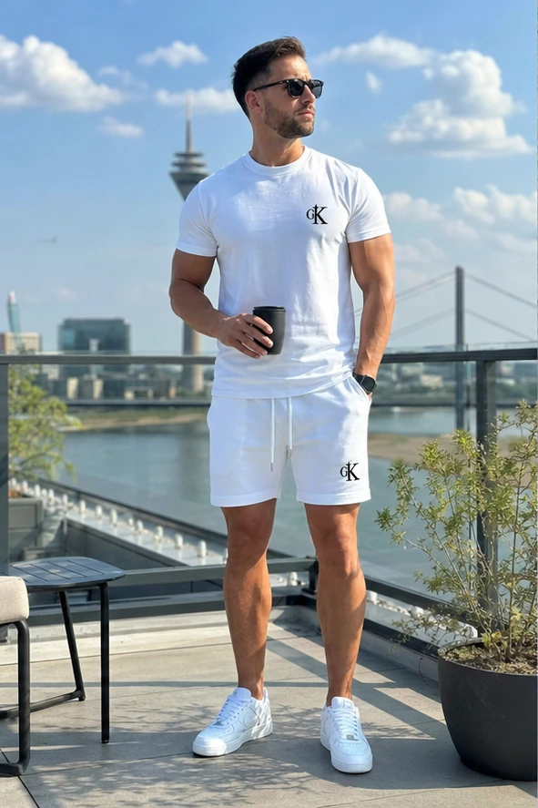Weißes Herren Sommer-Set auf der Terrasse