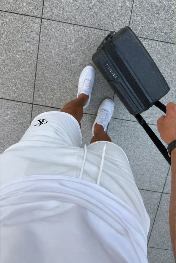 Weißes Sommer-Set aus der Reiseperspektive