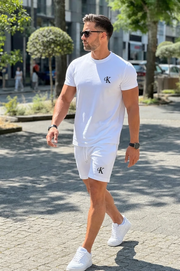 Weißes Herren Sommer-Set beim Stadtspaziergang