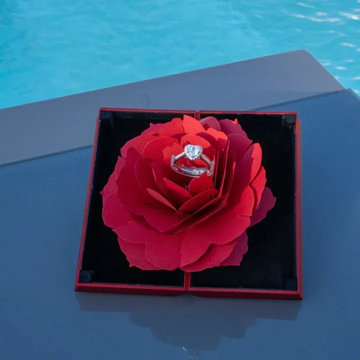 🌹Inel alb de cristal în inimă - Rose Folder Box