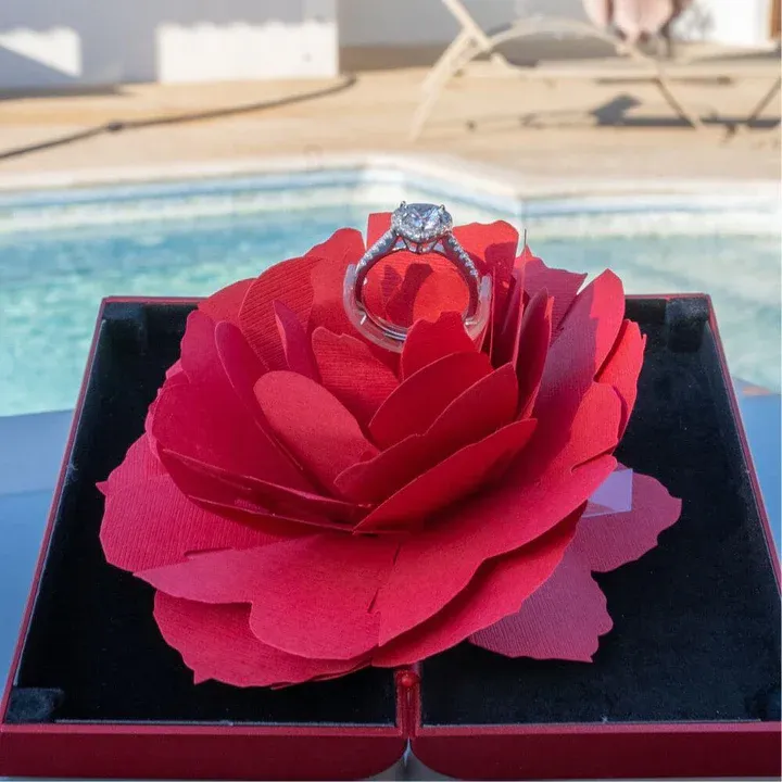 🌹Inel alb de cristal în inimă - Rose Folder Box