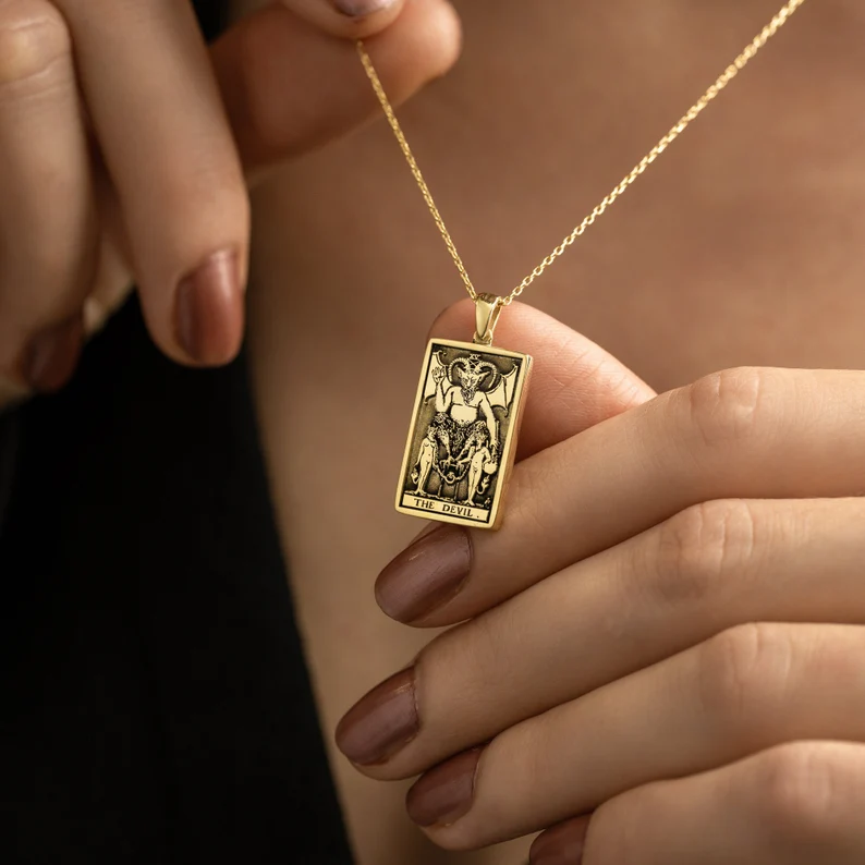 Collana reversibile con carta dei tarocchi zodiacale Capricorno Diavolo - Sofisticati gioielli bohémien - Ciondolo astrologico - Bellissimo regalo (Unisex)