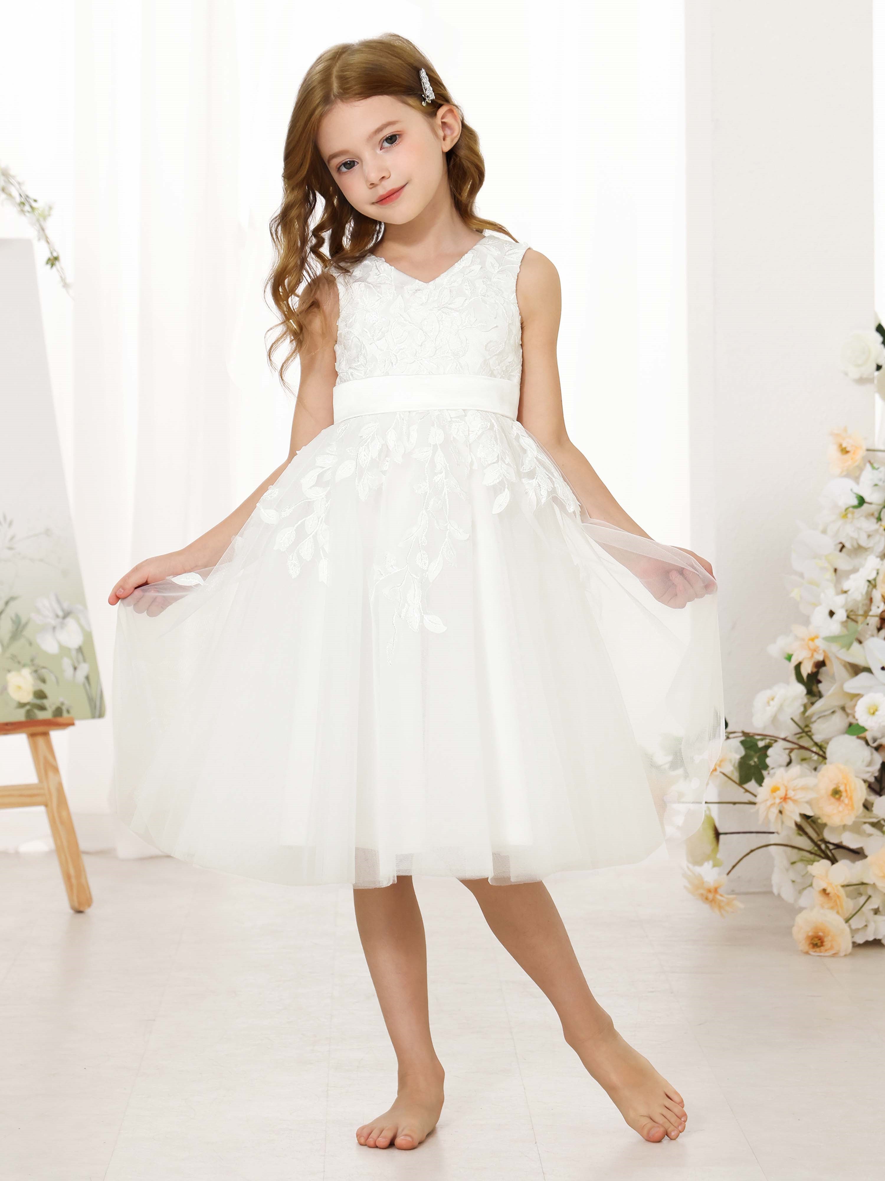 A-Line/Princess Lace Sleeveless V-Neck Knee-Length Flower Girl Dresses white