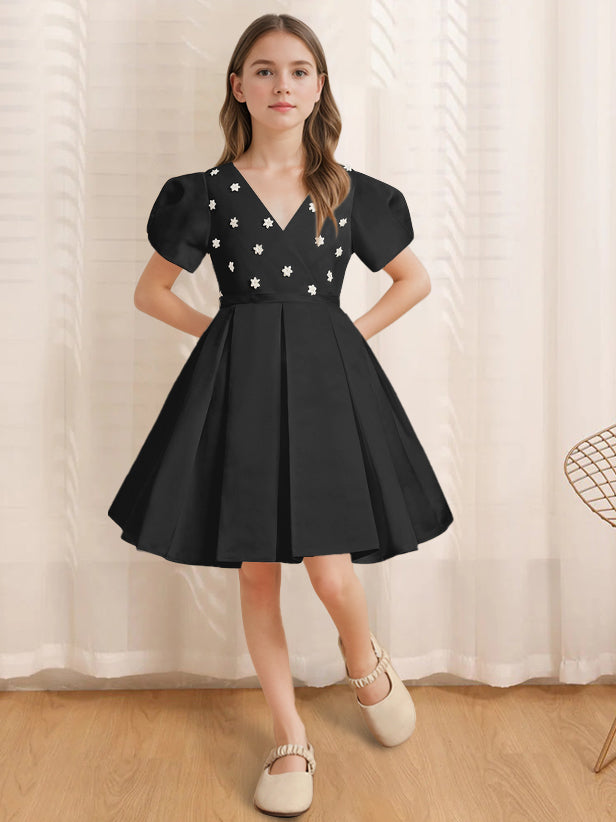 A-Line/Princess V-Neck Short Sleeves Knee-Length Flower Girl Dress with Appliques Black