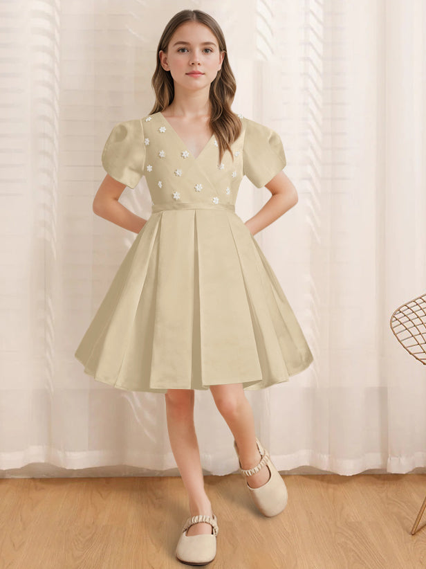 A-Line/Princess V-Neck Short Sleeves Knee-Length Flower Girl Dress with Appliques Champagne
