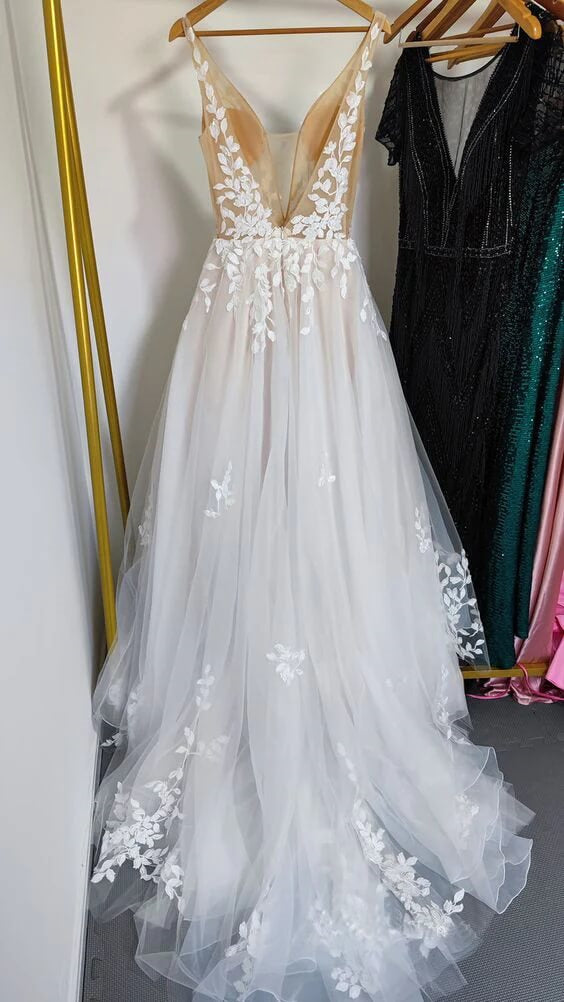 A-Line/Princess V-Neck Floor-length Lace Wedding Dress White