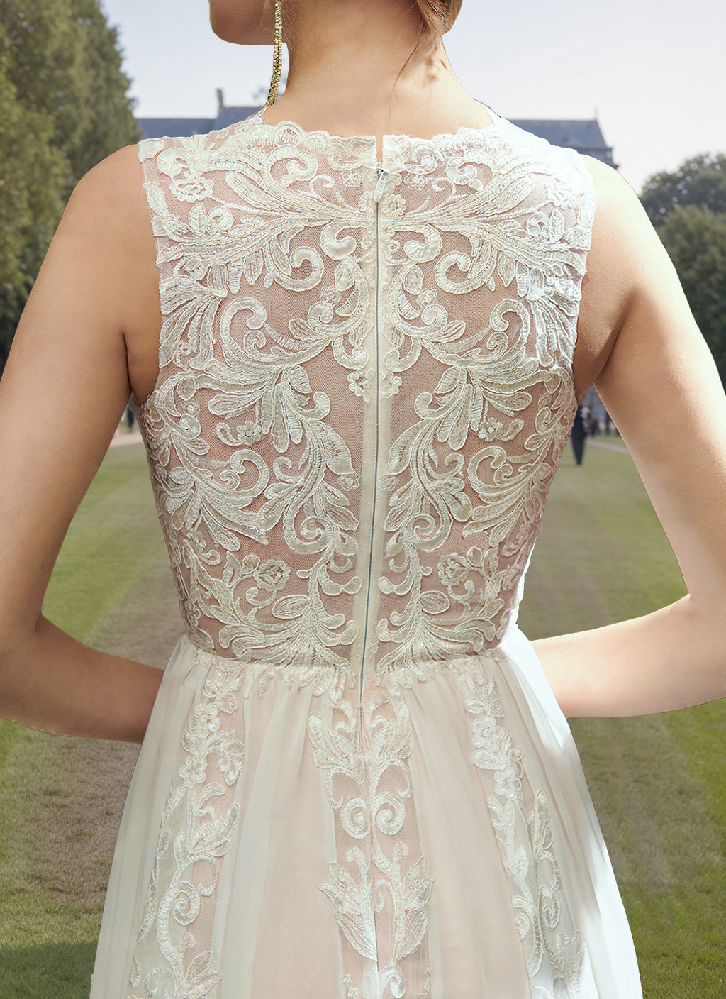A-Line/Princess Scoop Neck Sleeveless Floor-length Tulle Wedding Dress with Appliques & Lace Champagne