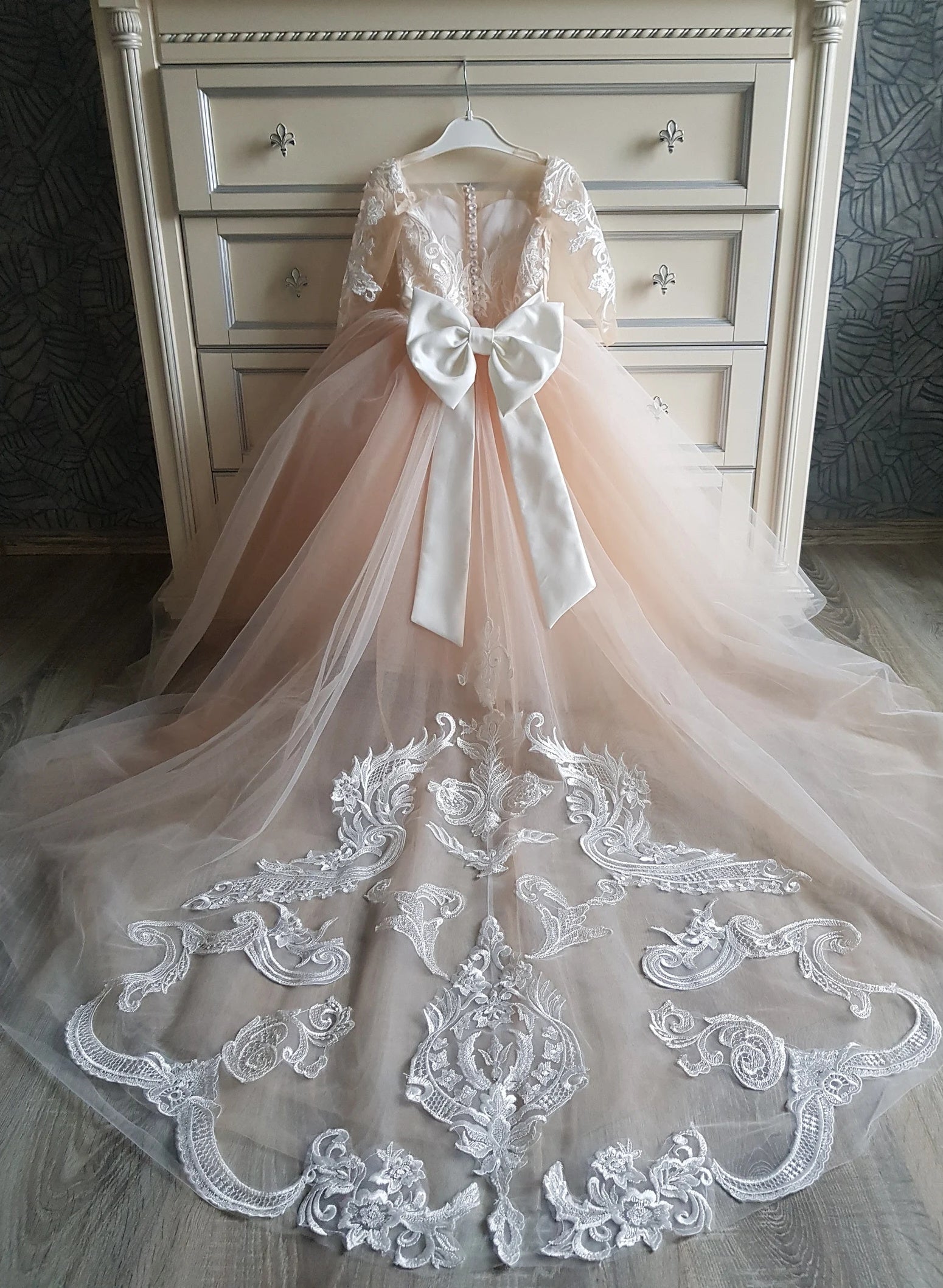 A-Line/Princess Sheer Neck Tulle Flower Girl Dresses with Applique & Bowknot Ivory