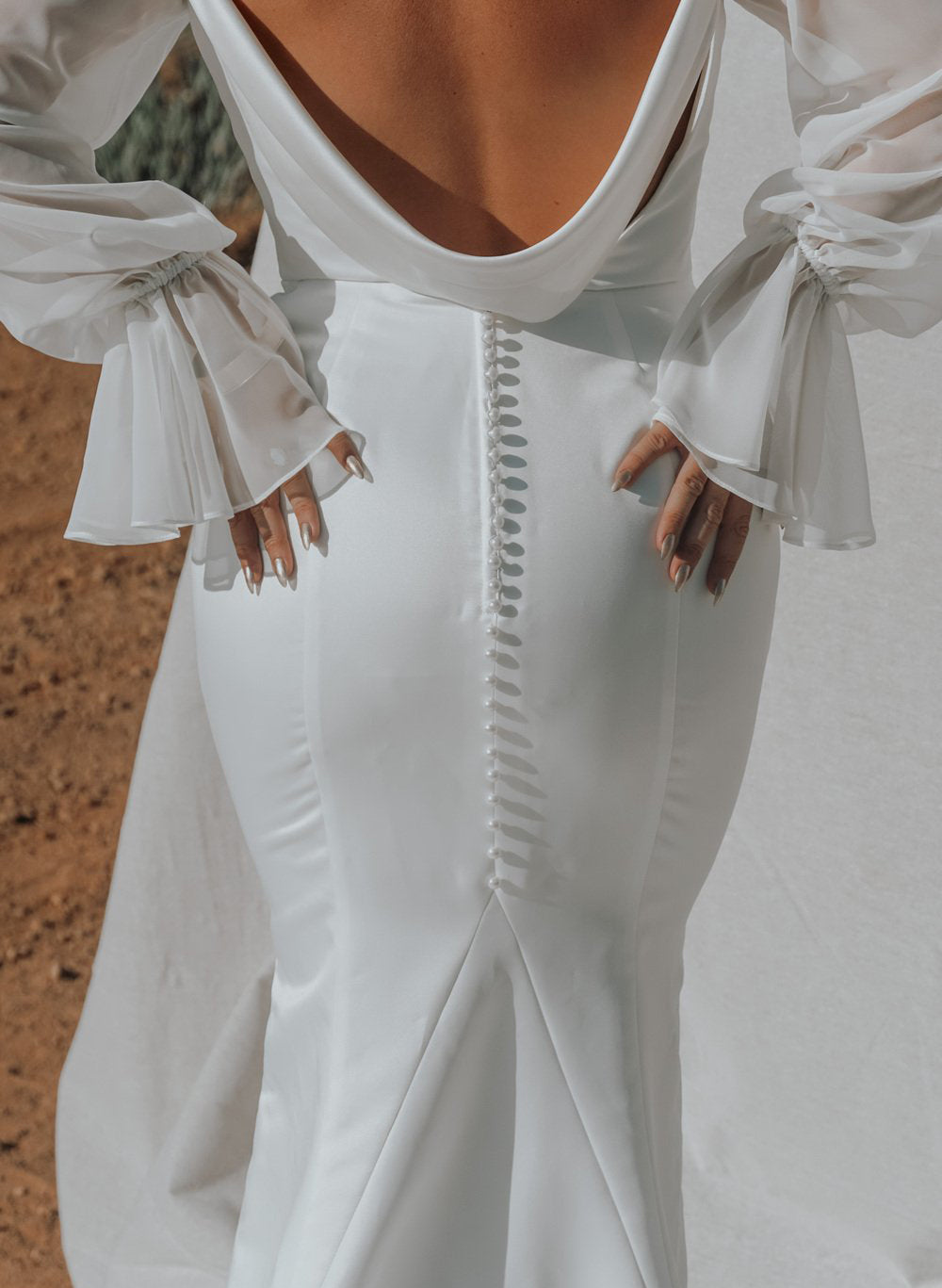 Trumpet/Mermaid V-Neck Long Sleeves Plus Size Wedding Dress Champagne