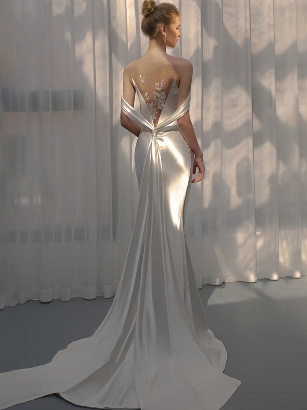 Trumpet/Mermaid Scoop Sleeveless Sweep Train Wedding Dresses with Tulle Appliques White