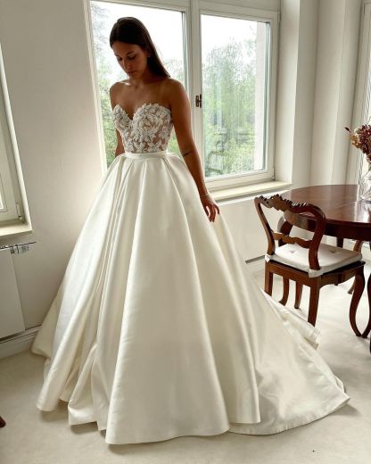 LLELLA Sweetheart Lace Bridal Gowns Appliques Princess-LLELLA