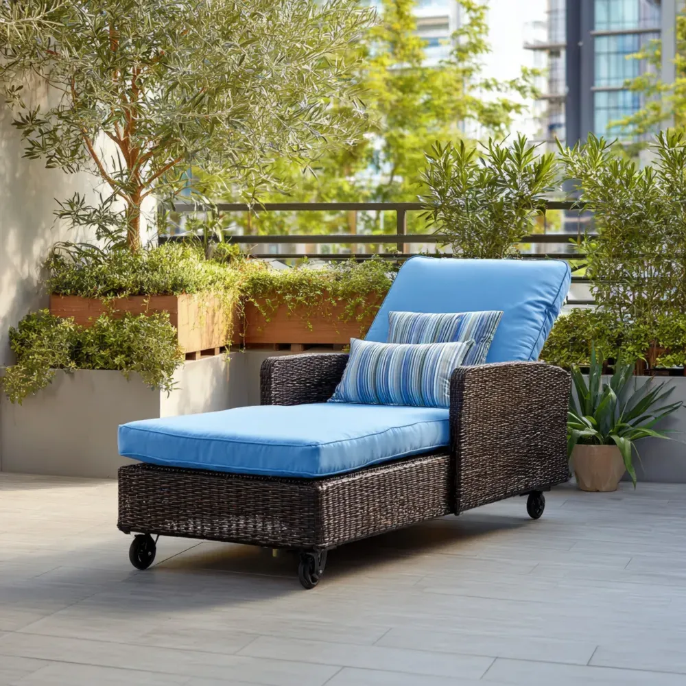 Tumbona de Jardín Ratan Sintético 190x65x35 cm Cojines Azul Claro - Diseño Contemporáneo