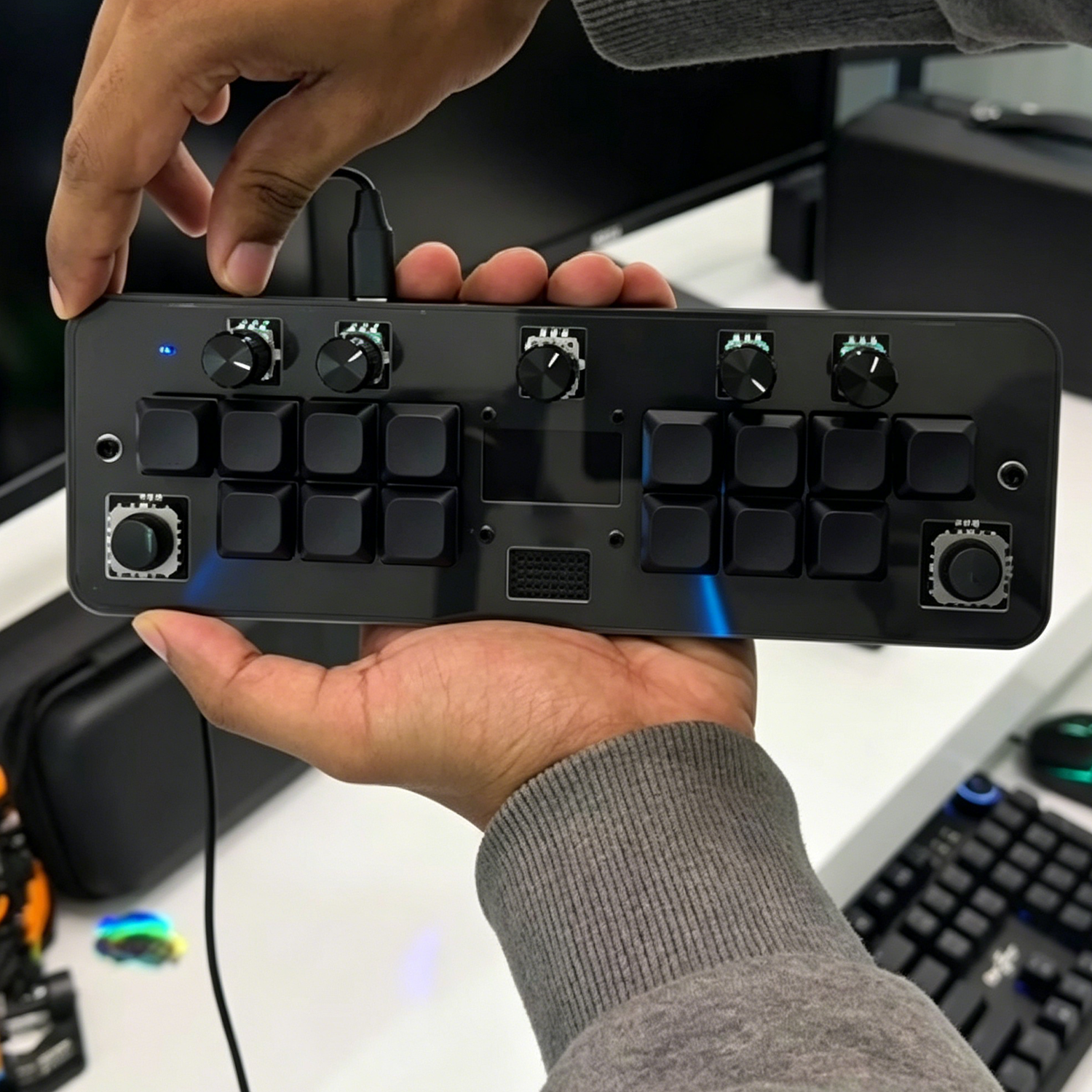 Portable Mini Synth with MIDI Controller – Standalone or DAW‑Connected, Always in Tune