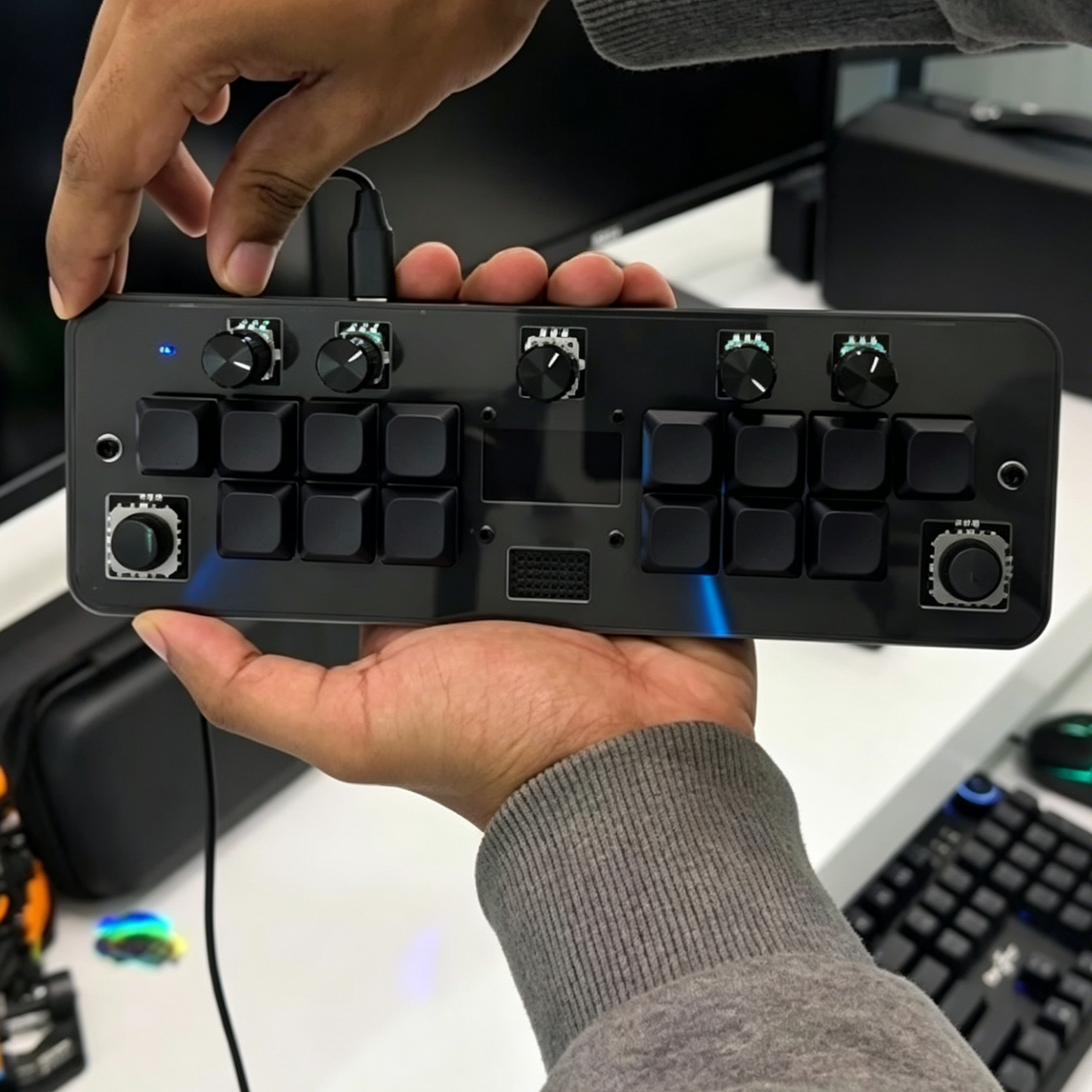 Portable Mini Synth with MIDI Controller – Standalone or DAW‑Connected, Always in Tune