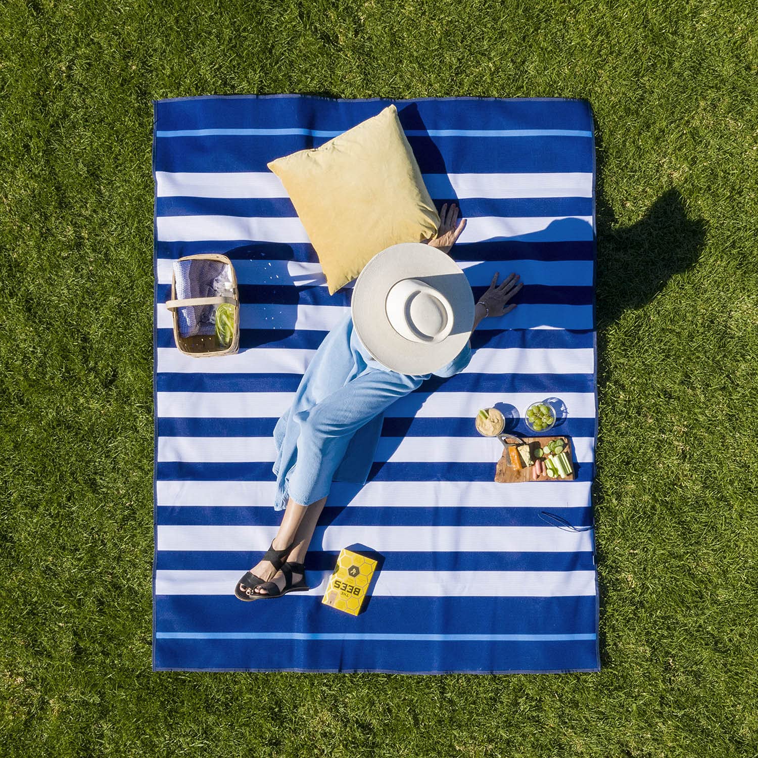 Sand-Free Outdoor Beach Mat – Multi-Purpose Roll-Up Camping & Picnic Blanket