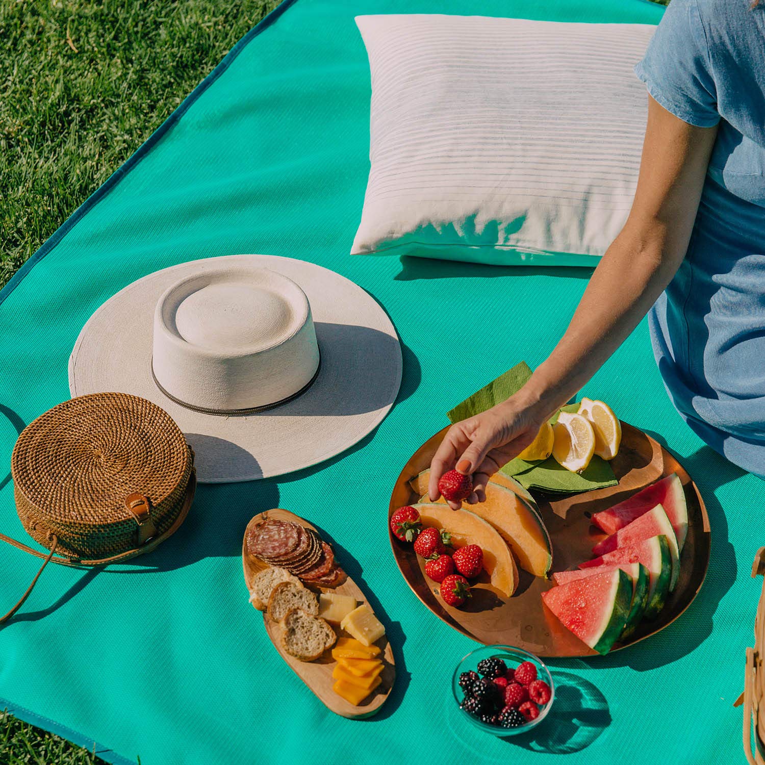 Sand-Free Outdoor Beach Mat – Multi-Purpose Roll-Up Camping & Picnic Blanket