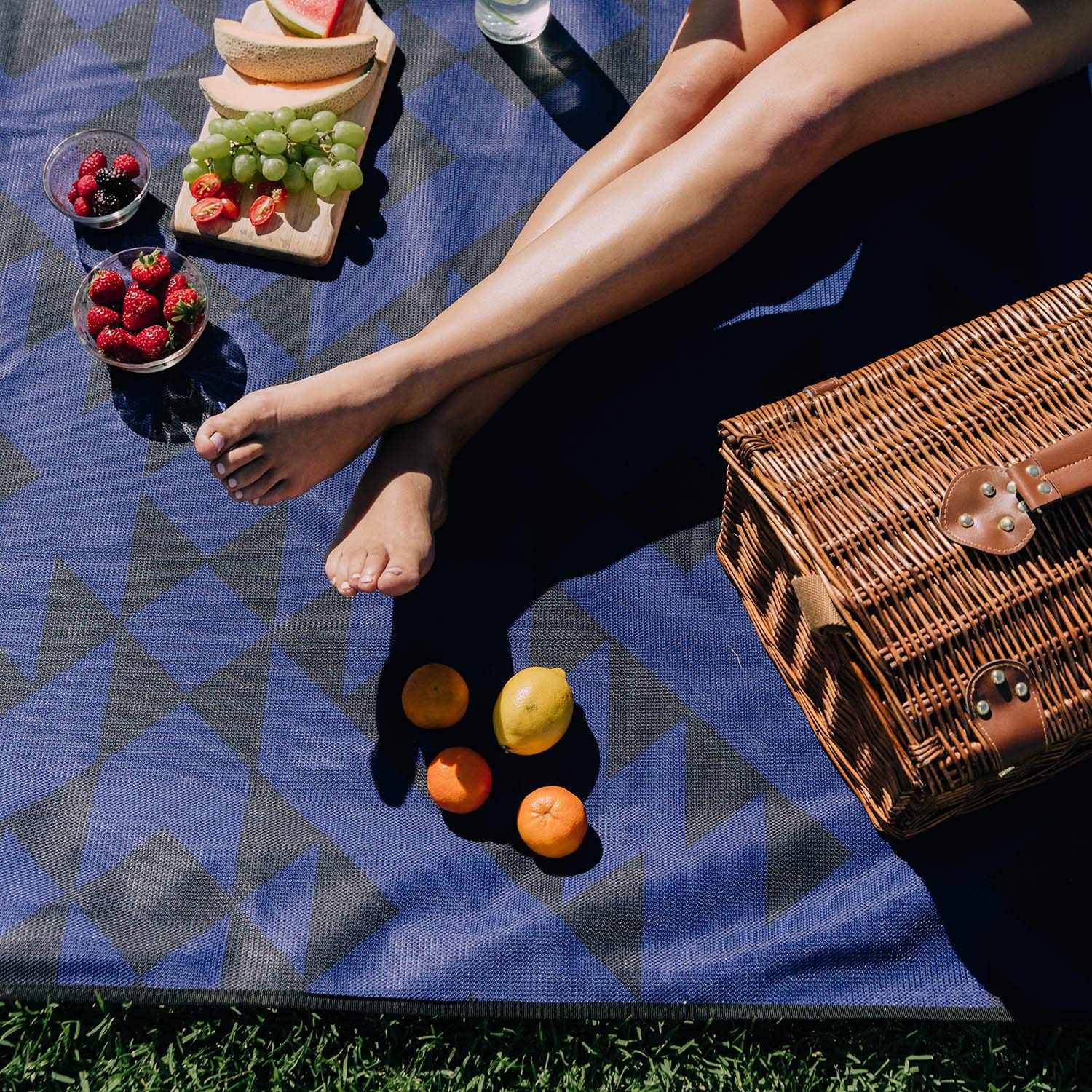 Sand-Free Outdoor Beach Mat – Multi-Purpose Roll-Up Camping & Picnic Blanket