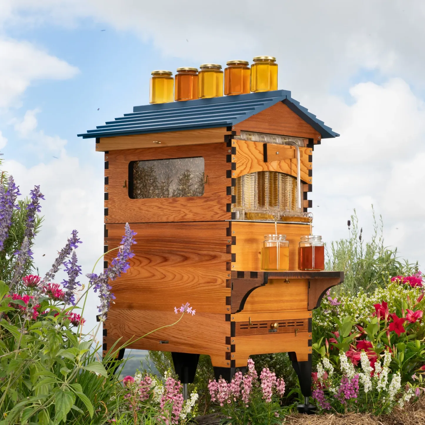 Premium Beehive – Lever‑Activated Harvest, Western Red Cedar, 7‑Frame
