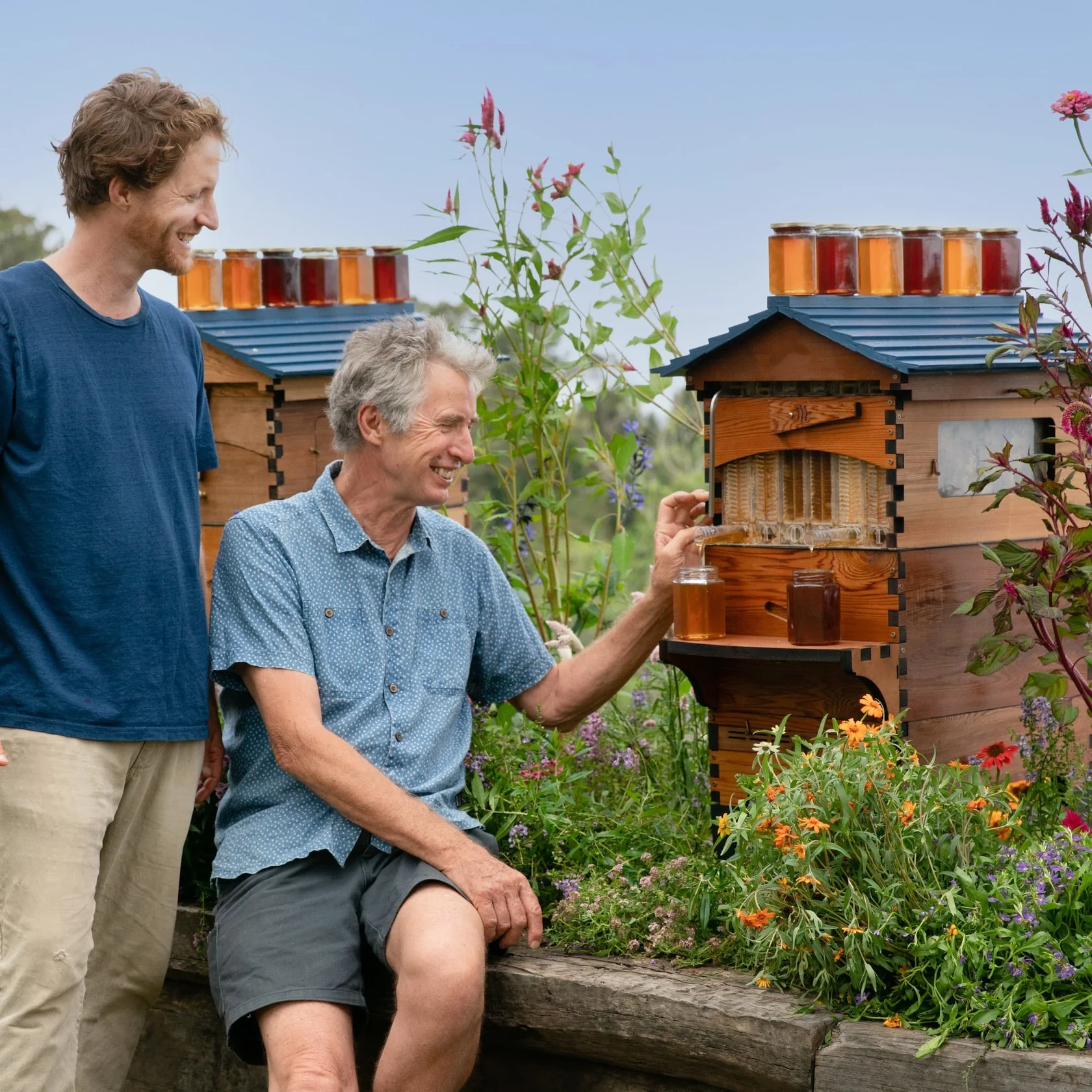 Premium Beehive – Lever‑Activated Harvest, Western Red Cedar, 7‑Frame
