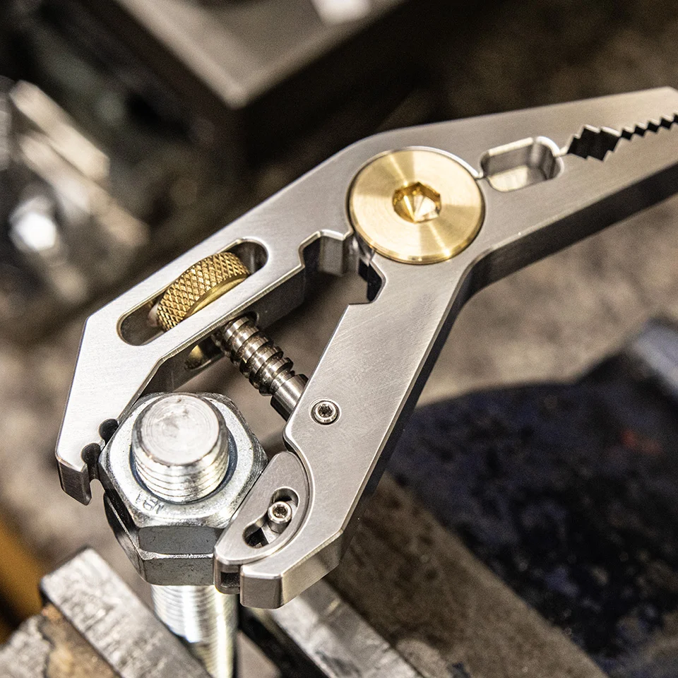 5-in-1 Clamping Machine – Pocket-Sized EDC Locking Grip