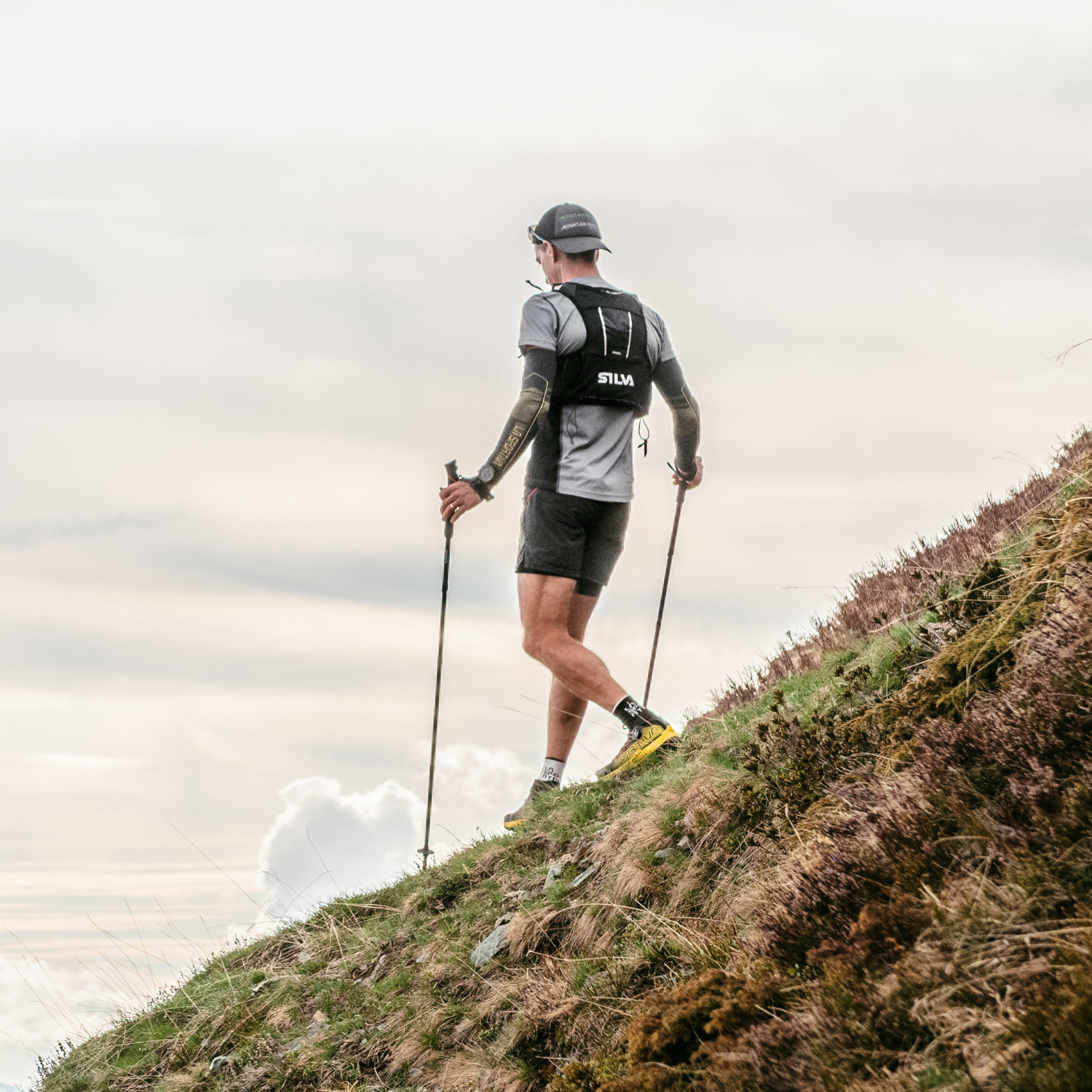 Carbon Fiber Running Poles – Z‑Fold Adjustable 100‑120cm, Cork Grips, Ultralight for Trail & Mountain