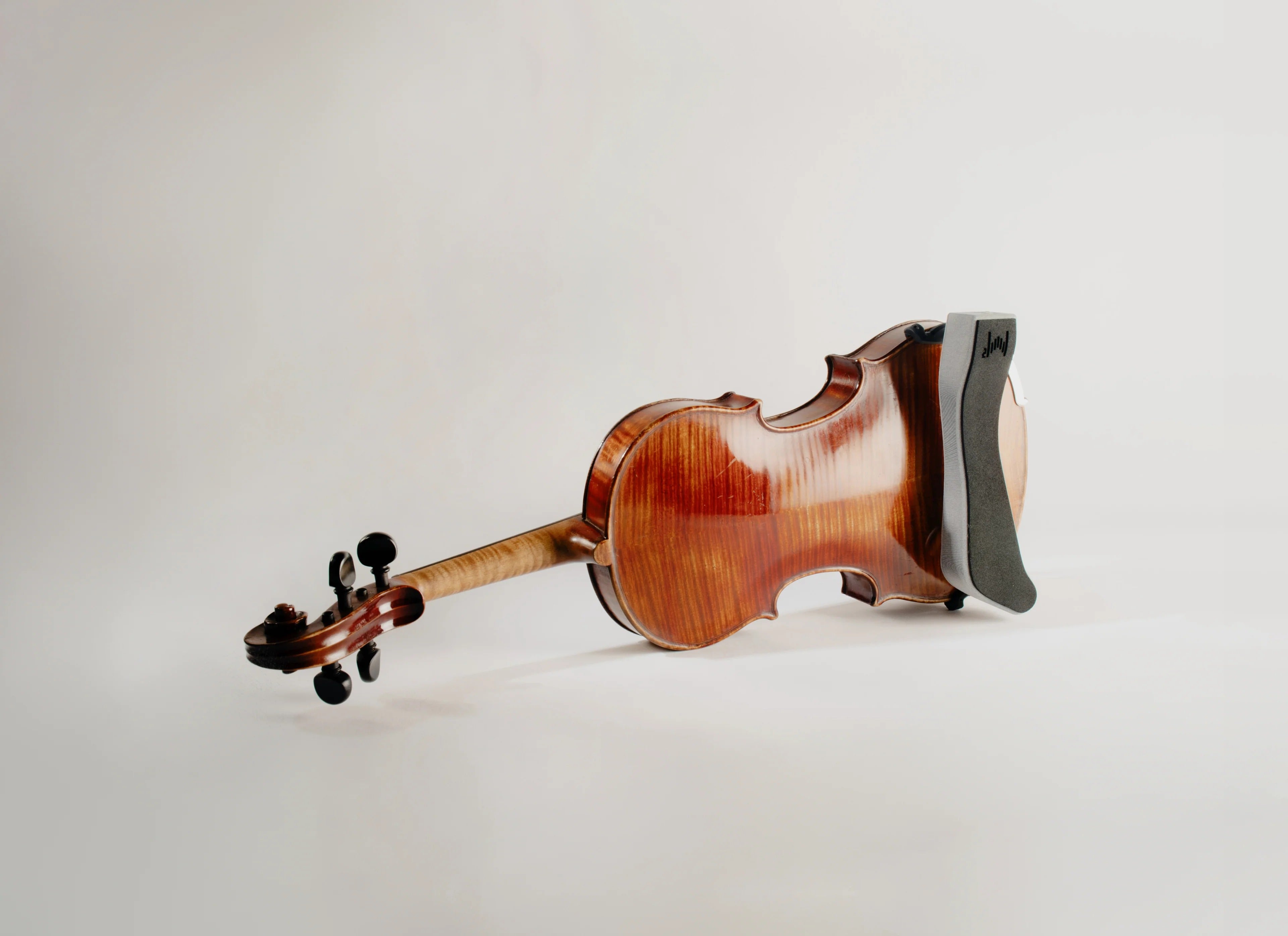 Smart shoulder support specifically designed for violins and violas