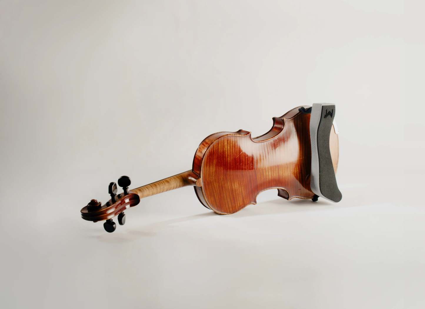 Smart shoulder support specifically designed for violins and violas