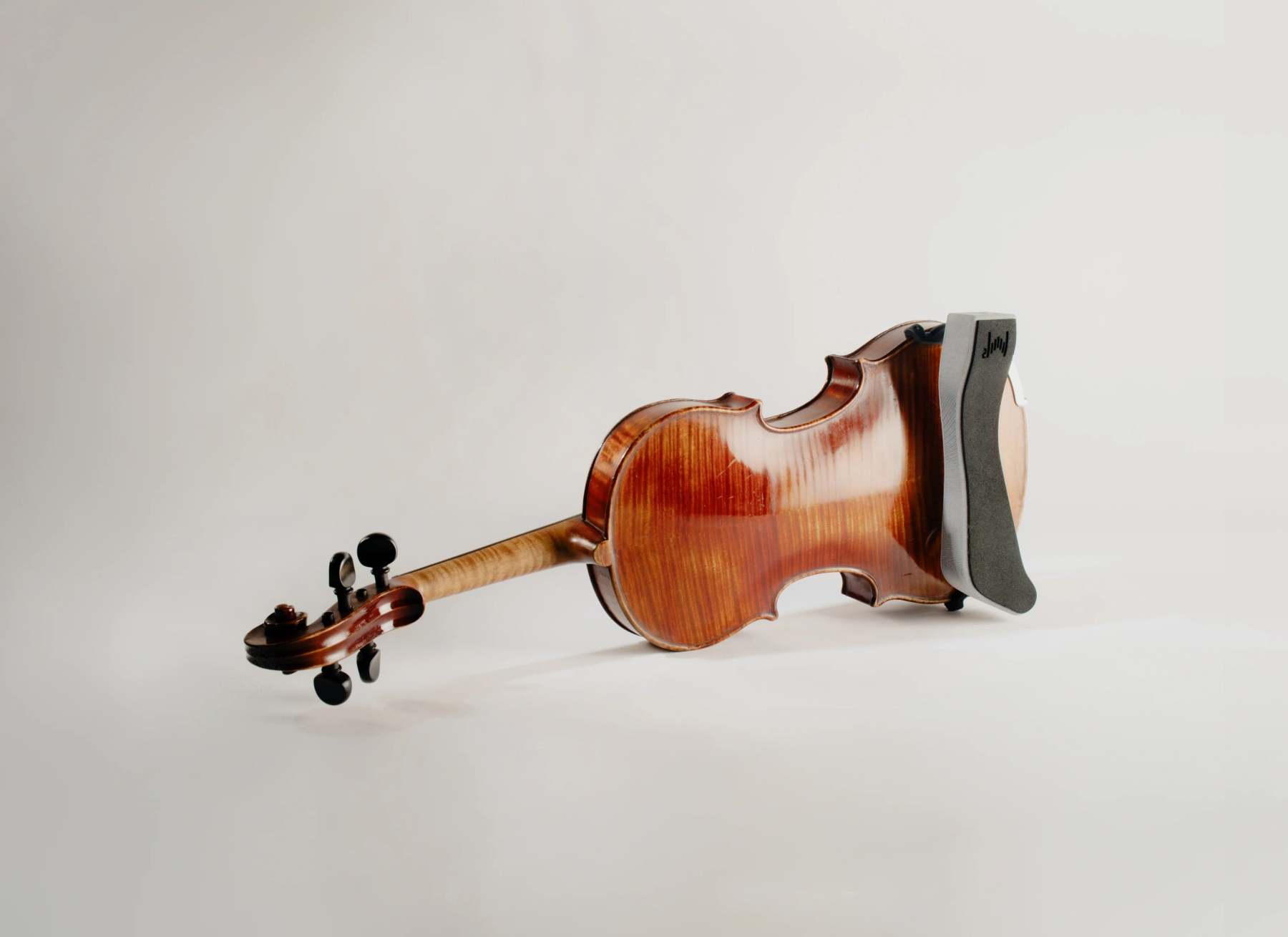Smart shoulder support specifically designed for violins and violas