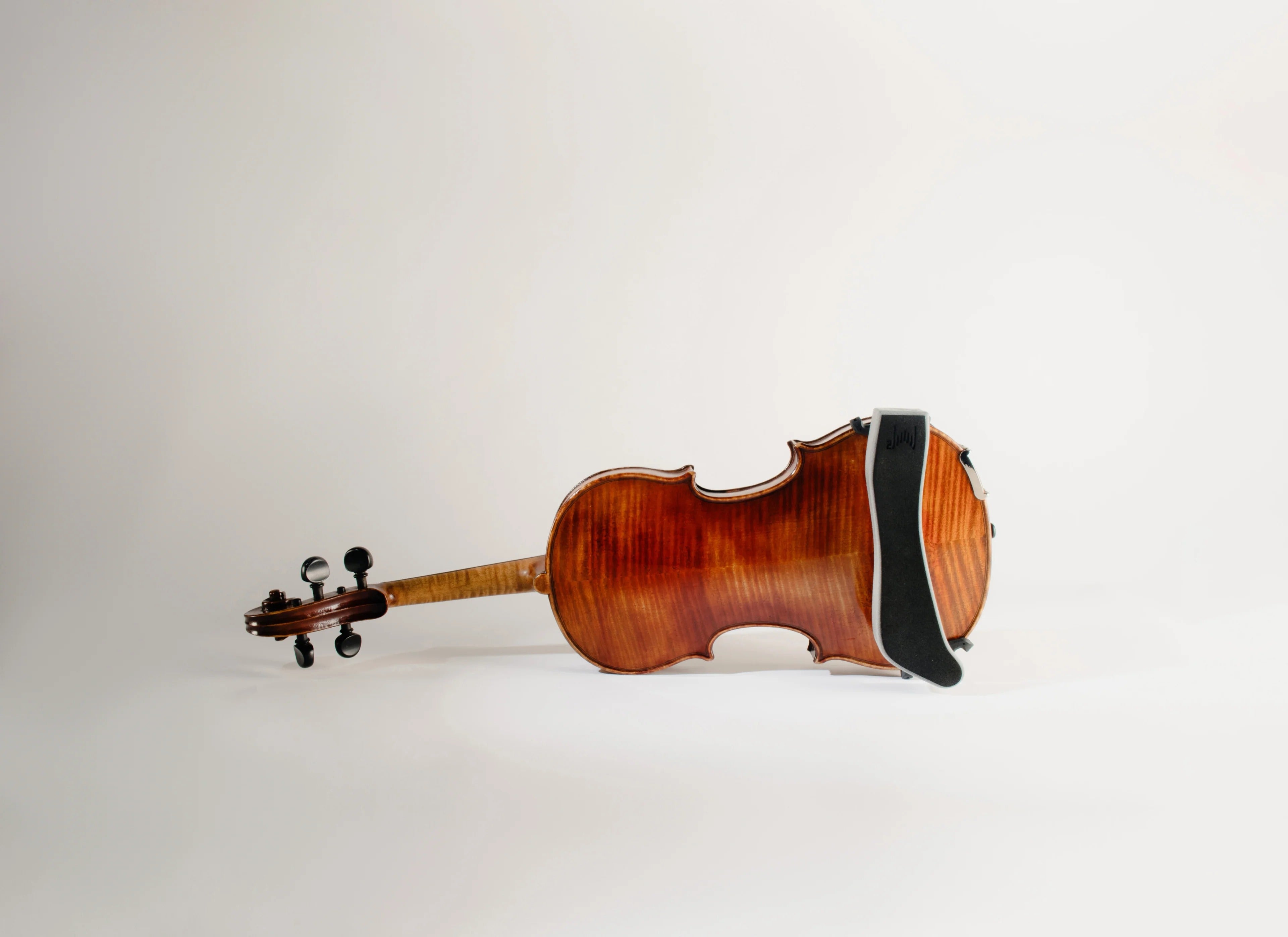 Smart shoulder support specifically designed for violins and violas