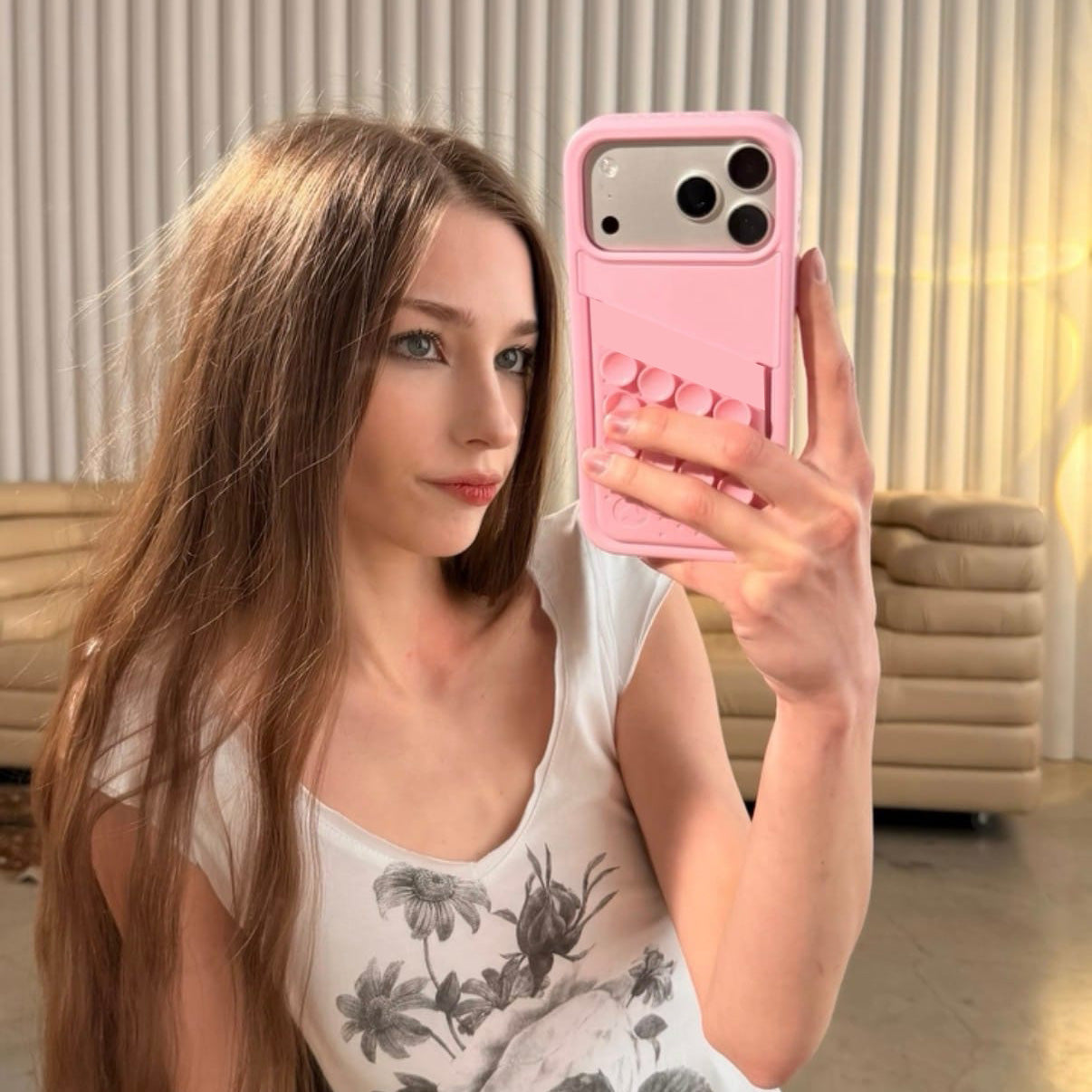 Expandable Phone Case with Suction Mount – 16 Suction Points, Stretch Pocket, Hands‑Free Stick‑Anywhere Design